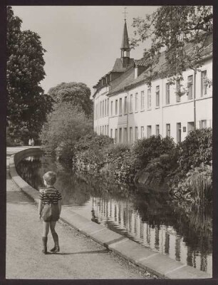 Kanal und Wallgraben. Detmold. rechts die Kapelle St. Bonifacius