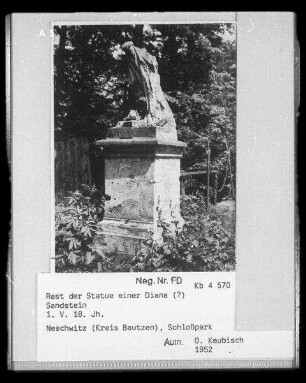 Diana? : Rest der Statue einer Diana? Sandstein. 1. Viertel 18. Jahrhundert. Neschwitz, Schlosspark
