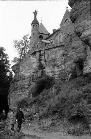 St. Odile: Kloster auf Felsen mit Odilienstatue