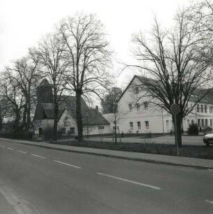 Schönwalde (Kreis Dahme-Spreewald). Hauptstraße. Ansicht mit Dorfkirche, Pfarrhaus und Amtsverwaltung. Blick nach Nordosten