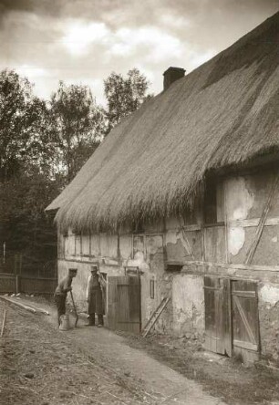 Strohgedecktes Fachwerkhaus : Löbau, altes Fachwerkgebäude mit Strohdach einer Gärtnerei