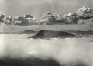 Sächsische Schweiz. Königstein und Pfaffenstein über Wolken