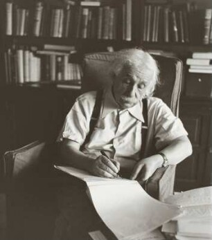 Der Physiker Albert Einstein in seinem Arbeitszimmer