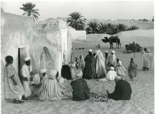 Einwohner von Taibet : Einwohner der Stadt Taibet in der algerischen Souf-Region bei Abenddämmerung.