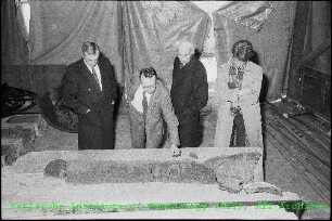 Prof. Horst Böhm (Vorstandsvorsitzender des Kernforschungszentrums Karlsruhe (KfK)) mit Besuchern in der Betontiegelschmelzanlage (BETA)