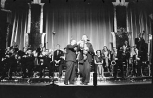 Scala: Jack Hylton mit seinen Boys; Freddy Schweitzer spielt zwei Saxophone