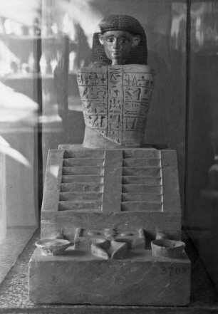 Statuette des Amun-Priesters Amenemhet auf einem Stufensockel mit Fläche für Opfergaben (19. Dynastie, Zeit Thutmosis III.)