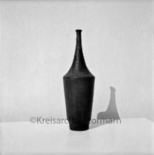 Juscha und Siegfried Schneider-Döring: Kunstkeramiker: Werke: Vase: vor weißem Hintergrund