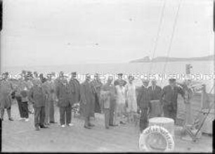 Passagiere an Deck des Hochseepassagierdampfers "Berlin", im Vordergrund ein Rettungsring mit der Aufschrift "Polar-Reise 1928 D. "B(erlin, ycl)"