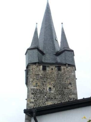 Evangelische Kirche - Kirchturm (frühgotisch 13 Jhd) von Westen-Erdgeschoß mit vermauertem gotischen Eingang sowie Weihwasserbecken