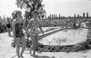 Nach kühlen und regnerischen Tagen erstmals wieder Badebetrieb im Rüppurrer Freibad.