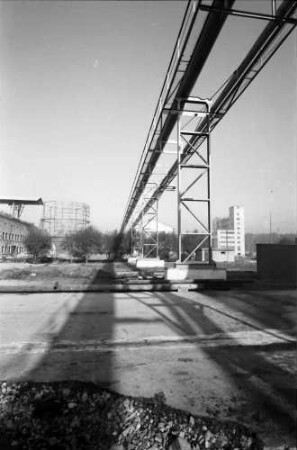Freiburg: Unter der Rohrleitung