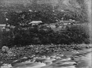 Siedlung : Siedlung im Urwald an einem Fluss gelegen