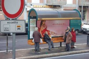 Rom 2006 - Bushaltestelle : Leute an einer Bus-Haltestelle in Rom, aufgenommen 2006