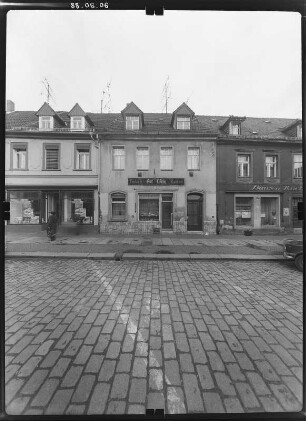 Großenhain, Frauenmarkt 17/21. Wohnhäuser mit Läden. Straßenfront