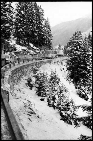 Arlberg: Stau auf der Passstraße, außerhalb Tunnel
