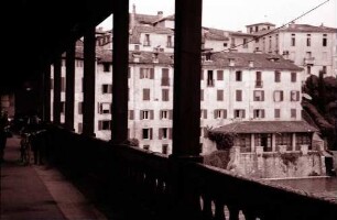 Bassano: von der Ponte degli Alpini auf Häuser an der Brenta