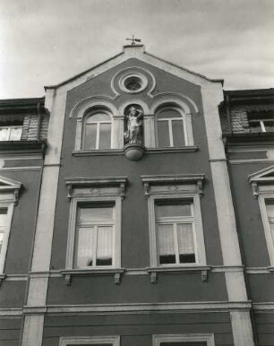 Wurzen, Dresdener Straße 5. Wohnhaus (1870/1880). Mittelrisalit mit Nischenfigur
