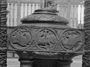 Agnus Dei zwischen Tauben und Weinreben