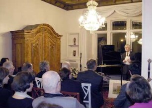 Soiree "Bertrand Roth und sein Dresdener-Musiksalon", die am 11. Januar 2004 in Roths schweizerischem Geburtsort Degersheim (Kanton St. Gallen) Premiere hatte; Dr. Thomas Bürger spricht