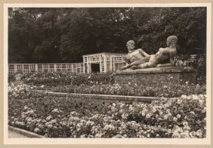 Fotoalbum: Ausstellungsgarten Jubiläums-Gartenbau-Ausstellung 1926, Dresden: Skulptur im großen Rosengarten