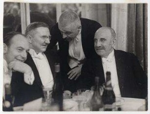 Beim Bankett zu Ehren des 80-jährigen Historikers Geheimrat Hans Delbrück, Berlin. von links: Ernst Jäckh, Hjalmar Schacht, Otto Geßler, Carl Petersen