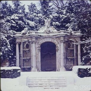 Potsdam, Park Sanssouci, Neptungrotte im Winter.
