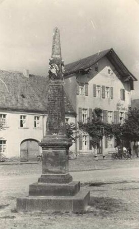 Marktplatz in Wittichenau mit Postmeilensäule und Apotheke : Kulowske torhošćo z póstowym stołpom a apoteku