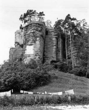 Bürgstein (Sloup v Cechách/Tschechische Republik). Blick zur Felsenburg Einsiedlerstein (Sloup)