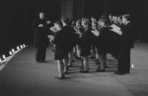 Aufnahmen eines Chorauftritts der "Petits Chanteurs á la Croix de Bois" und Leitung von Abbé Fernand Maillet in Berlin