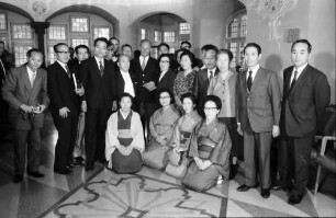 Freiburg: Aula, Rathaus; Empfang einer japanischen Delegation aus Matsuyama im Rathaus; gestellte Gruppen