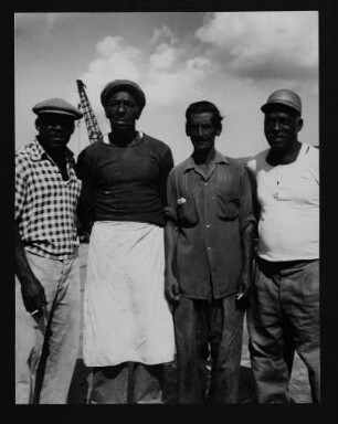 Hafenarbeiter in Kuba. Fotografie; 37,6 x 29,2 cm. 1966