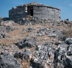 Lindos (Rhodos). Kap Aimilianos. Rundbau, Ø 28 m des Kleobulos-Grabs; vorhellenistisch oder altertümlich; DO 6.9.79
