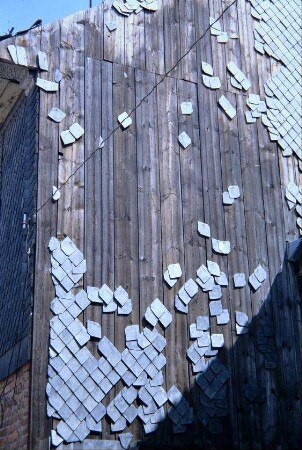 abfallende Schieferstücke an einer Giebelwand