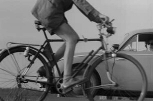 Ein Fahrradfahrer fährt am Auto Renate Rössings vorbei
