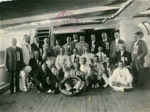 Weltreisen, Bordaufnahmen. Gruppenbild mit Herren an Deck der Cleveland