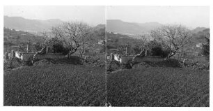 Bei Kyoto (Japan). Berglandschaft mit Häusern und Friedhof eines Dorfes