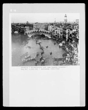 Venedig: Blumenkorso auf dem Canale Grande