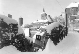 Bautzen. Blick durch die Fischerpforte gegen Alte Wasserkunst und Michaeliskirche (nach Nordwest)