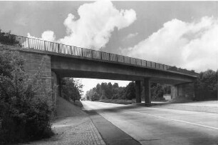 Überführung der K 3501 Büchenau - Untergrombach in km 612,402 Abgebrochen anläßlich des sechsspurigen Ausbaues 1974.