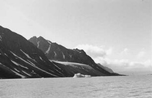 Reisefotos Norwegen. Spitzbergen. Blick vom Passagierschiff "Milwaukee" zur Küste nahe der Magdalenenbucht