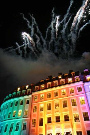 Dreden-Altstadt, Neumarkt 1-2. QF Hotel mit Weigelschem Haus. Teilansicht zur Einweihungsfeier mit Feuerwerk und vielfarbig angestrahlt