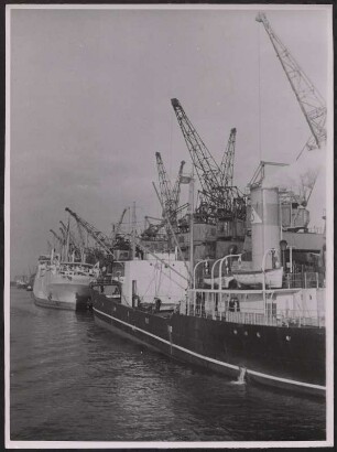 Schiffe liegen am Überseehafen Bremen