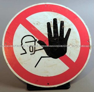 Verbotsschild Zutritt für Unbefugte verboten