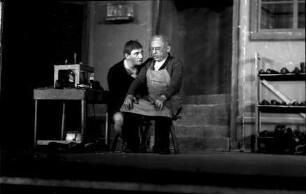 Carows Lachbühne: Erich Carow in "Ein alter Flickschuster"; Erich Carow und Meister (F. Sieg) im Gespräch