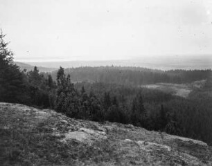 Landschaft : Blick von einer Bergkuppe über ein Wald