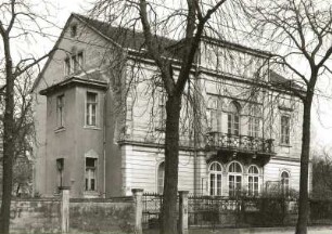 Dresden-Neustadt, Bautzner Straße 99. Mietvilla (1857, 1920). Straßenansicht mit Einfriedung