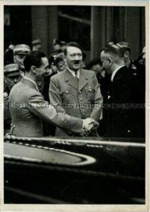 Joseph Goebbels mit Adolf Hitler auf der Automobil-Ausstellung
