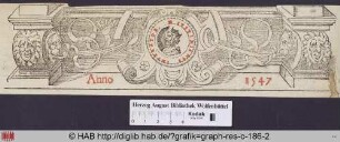 Portraitmedaillon des Kaisers Iustinianus auf einer Sockelleiste umgeben von Rollwerk.