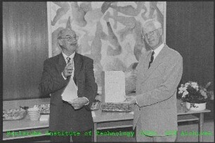 Verabschiedung von Dr.-Ing. Klaus Wiendieck (Leiter der Stabsabteilung Internationale Beziehungen (IB)) (links) durch Prof. Manfred Popp (Vorstandsvorsitzender des Forschungszentrums Karlsruhe (FZK)) (rechts)